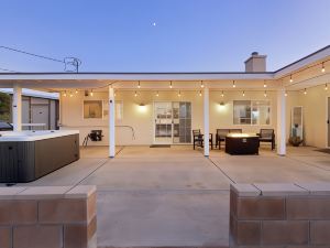 Desert Quail Retreat - Hot Tub, Fire Pit and BBQ! 3 Bedroom Home by Redawning