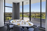 Meriton Suites Waterloo Hotels in Zetland