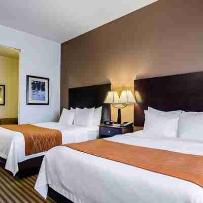 Comfort Inn & Suites Lawrence Rooms