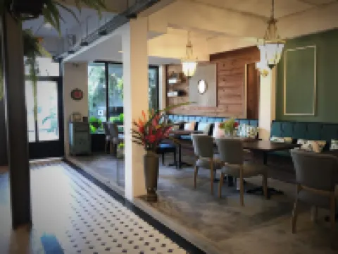 บลูมบูทีคโฮเทลแอนด์คาเฟ่