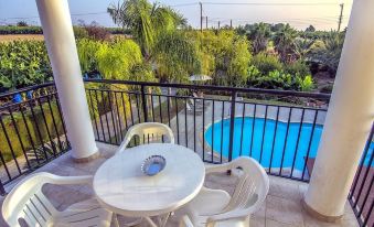 Amazing Pool, Privacy, Amenities Nearby