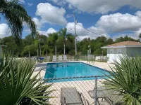 Sebastian Gardens Inn & Suites Отели в г. Себастиан