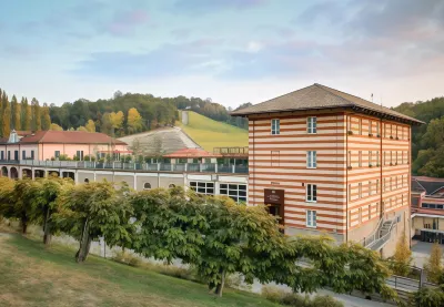 Villaggio Narrante - le Case dei Conti Mirafiore فنادق في سيرالونجا دي ألبا