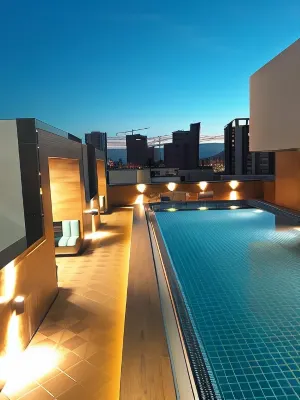 Tryp by Wyndham Santa Cruz Отели рядом с достопримечательностью «Colegio Mayor San Lorenzo»