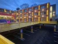 The Golfers Inn Hotels near Shops at 69th Street
