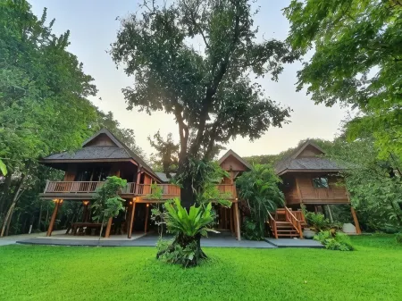 SAK-KA-YA Отели рядом с достопримечательностью «Mae Sot Tourism Centre»