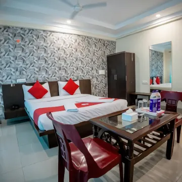 Hotel Om Palace Các khách sạn gần Hang Karla