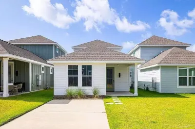 Downtown Luxurious Home - New Construction, Minutes to the Beaches, Sleeps 8