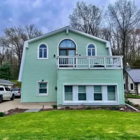 Lakeside Beach Getaway with A Gorgeous Kitchen & Dining Room with Room for 10.