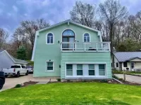 Lakeside Beach Getaway with A Gorgeous Kitchen & Dining Room with Room for 10.