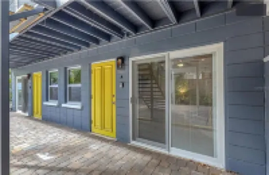 1st floor apt A. 1 mile from waterfront and downtown. Just 2 miles from beach!