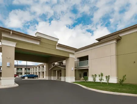 Super 8 by Wyndham Cotulla TX