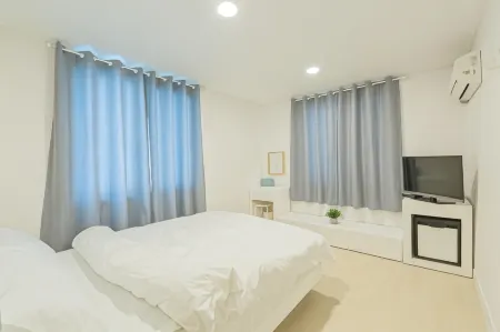 James Blue Hostel Отели рядом с достопримечательностью «Yeongnangho»