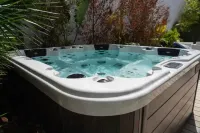 Seattle's Luxe Retreat w/ hot tub, sauna, SPA bath