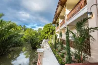 Oh Amphawa Boutique Resort Отели в г. Ампхава