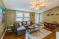 Fenced Backyard with Fire Pit and Dining Area - Cozy Family Haven Hotels in Michigan City