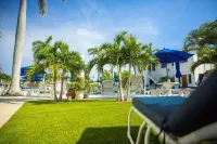 1bd Condo Ground Fl,  Pool view,1.5blk to beach, walk to dine/bars,putting green