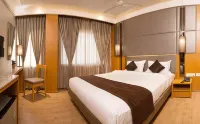 Sri Aadhish Grand Hotel - Parkplatz