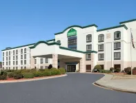Wingate by Wyndham Greenville Airport - parkir