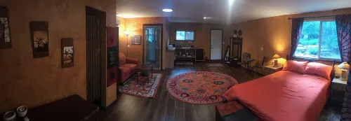 Private studio apartment one mile from downtown.