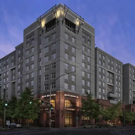 Residence Inn Portland Downtown/RiverPlace Отели рядом с достопримечательностью «Travel Portland Visitor Information Center»