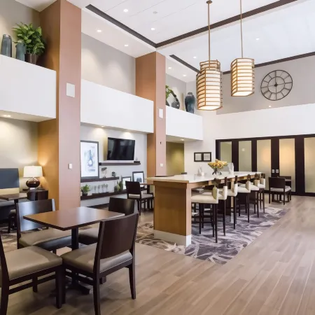 Hampton Inn & Suites Pittsburgh/Harmarville Отели рядом с достопримечательностью «Fox Chapel Golf Club»