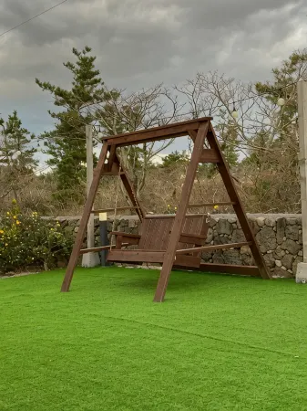 Jeju Pan Forest Pension Отели рядом с достопримечательностью «Dolgeobugi Suseok Bakmulkwan»