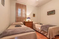 Family Poolside Apartment -  Apartamentos vacacionales