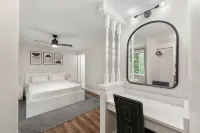 Modern Home Mins from Truist Park - 3성급