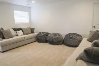 Spacious 5-bedroom townhome with WiFi and AC in Pleasant Washington- sleeps 17! - 4 ดาว