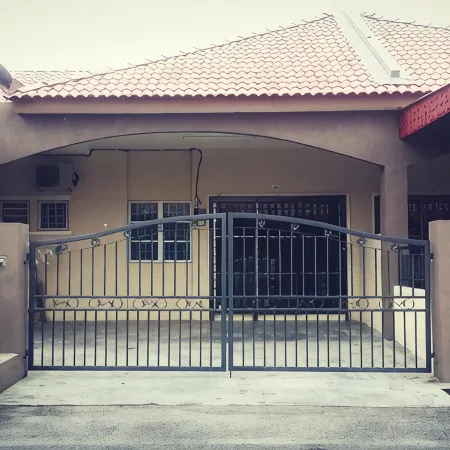 Fahaz Lumut Homestay