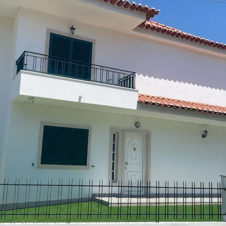 7min to the beach & 23min to Lisbon city, offering convenience & coastal charm