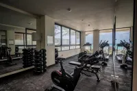 Luxury Modern Beachfront Apartment - Incredible Sunrise and Sunset View - نادي رياضي