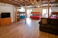 Dream Vacation Home on 2 acres w/hot tub - Close to beaches & wineries - Homestays