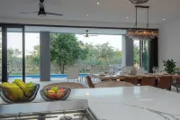 Giraffe Oasis - Kruger Luxury Family Villa: 5-BRs WiFi & AC in Marloth Park