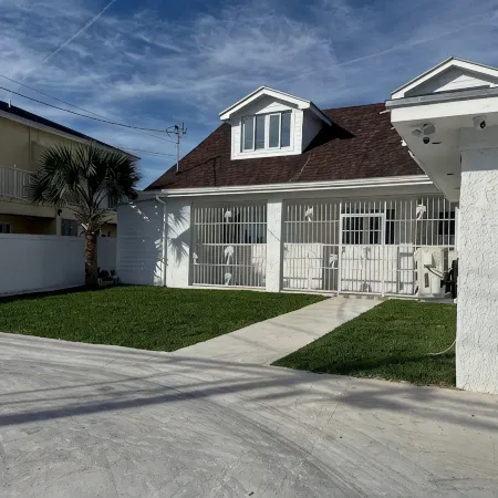 Nassau Hideaway: Steps away from the beach, Down Town, Cable Beach, PI & more.