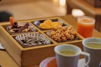 July YinShe · Mountain Sea Lake Panoramic Resort Villa - breakfast