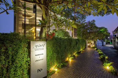 Miers Kuningan, Artotel Curated