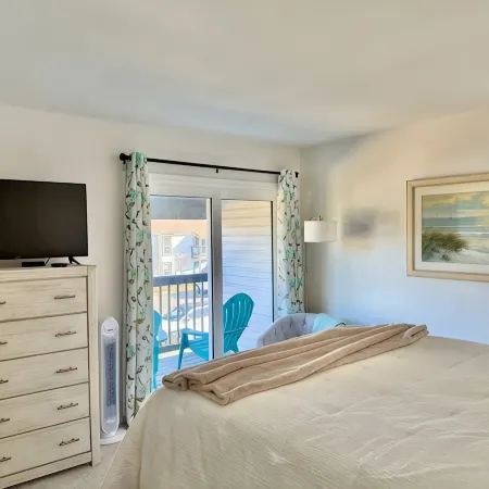 Walk to Beach - Updated Amelia Island Townhome Near Fort Clinch and Downtown