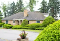 Historic Gate Lodge lovingly renovated and fully furnished in quaint Akron - Homestays