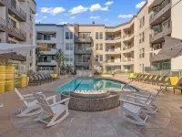 Stunning in Hollywood ,free parking , gym hot jacuzzi ,Rooftop Hotels in West Hollywood