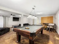 Lake front, spacious & cozy home with entertainment room. Hotels in Shell Knob