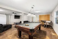 Lake front, spacious & cozy home with entertainment room. -  Privatzimmer