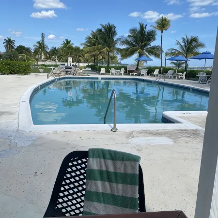Charming beach front condo, Freeport ,Coral Beach, with AC/WiFi, salon/spa, pool