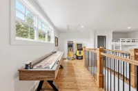 Charming Lakefront 4 Bedroom with bunk room on Lake Keowee with dock, sleeps 12 - 4-Star