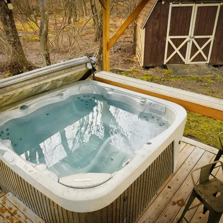 Cozy 3-bedroom cabin in enchanting Pocono Lake with AC, WiFi