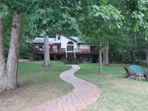Lakefront - Spacious 5-bedroom house on Lake Anna - Public Side - Homestays