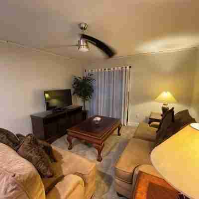 Great Location! Walk to Shands/UF/VA/Vet Others