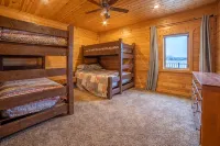 Spacious, Secluded Retreat with Rustic Charm - 3 stjerner