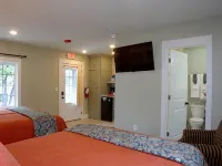 Cozy Cottage in Downtown Branson with a Pool - Country Houses